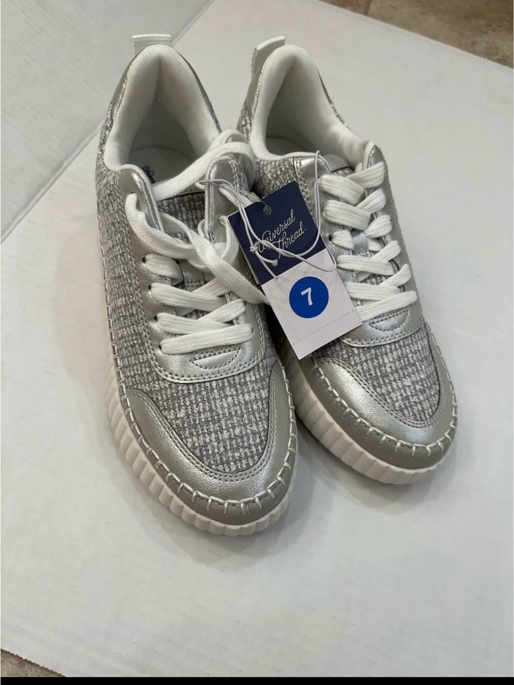 Universal Thread Silver & White women's Fashion Sneakers - Size 7 NWT